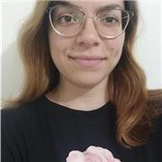 Profesora con estudios de apoyo escolar online o presencial